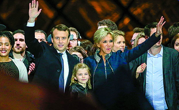 Emmanuel Macron celebrando su victoria electoral en 2017 junto a su esposa, Brigitte, la nieta de esta, Emma, y su hija, Tiphaine Auziere (detrás, a su derecha).