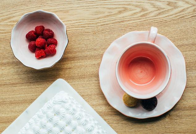 El día no empieza hasta que saboreas el primer sorbo de tu café. Y la comida no termina hasta que no apuras tu taza. Por eso, un juego de tazas bonito es esencial en nuestra cocina, y estas de Sfera, con platos de postre y cuencos a juego en porcelana rosa con bordes dorados, una apuesta segura para vestir tu mesa de primavera con el menaje más bonito y barato: cuestan 4.95 euros cada pieza.