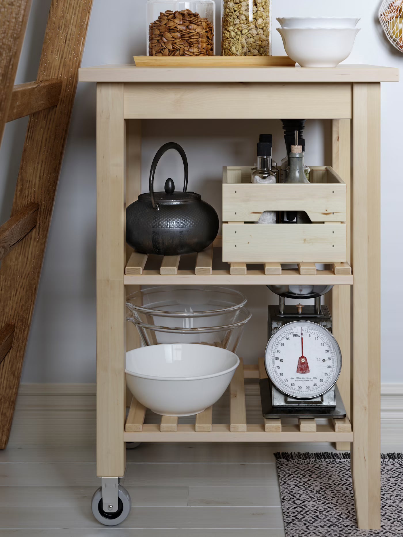 Nada más práctico en la cocina que los muebles versátiles como este carrito multiusos de IKEA (49 euros), perfecto para tener a mano todos los útiles de cocina que usamos con mayor frecuencia, y que también podemos utilizar como despensa e, incluso, como mesa auxiliar. 