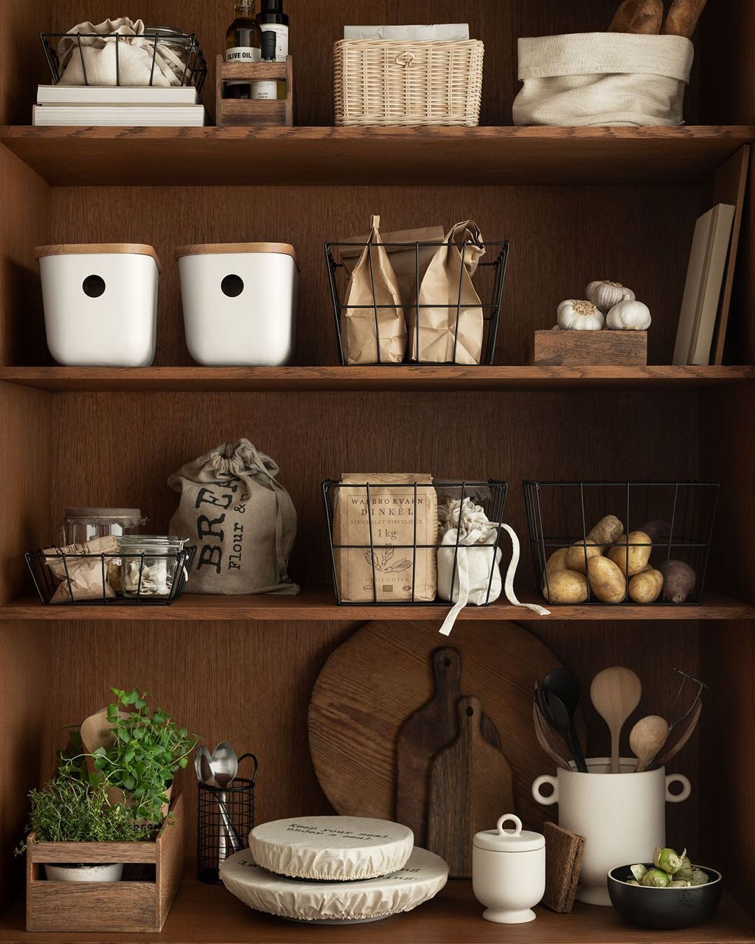 Como sabemos que el espacio es clave en la cocina, no hay mejor solución que tenerla bien ordenada, y H&M Home se ha propuesto ayudarnos en eso con su colección de cestas, organizadores, tarros y botes que, al mismo tiempo, tienen un maravilloso poder ornamental. 