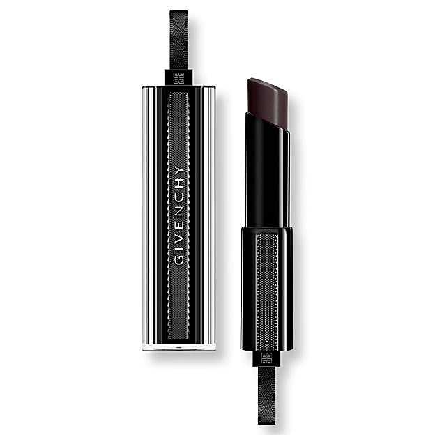 Imagen principal - Rouge Interdit Vinyl de Givenchu Beauty, Stylo Yeux Waterproof de Chanel (27 euros) y SuperStay Matte Ink de Maybelline New York (8,99 euros).