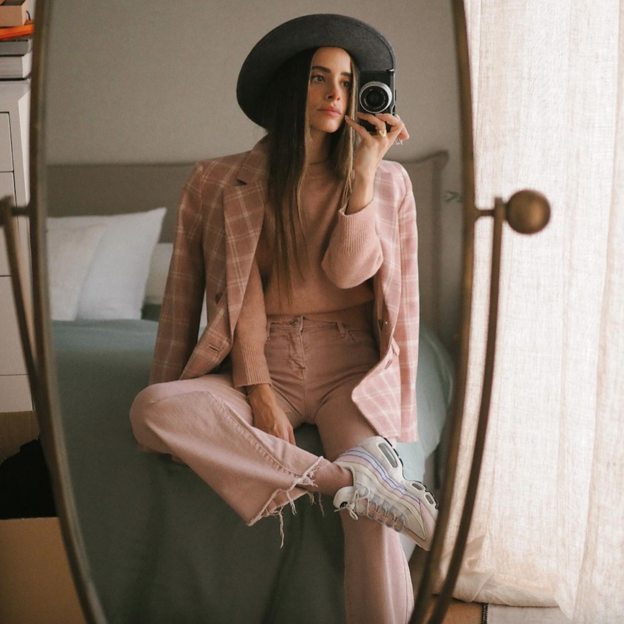 Los vaqueros en tonos pastel se quieren colar en tu armario de primavera. ¿Les va a dejar entrar? Desubre otras prendas de Zara que no puedes perder de vista. 