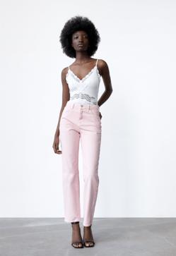 Imagen secundaria 2 - Pon una nota de color a tu guardarropa primaveral con estos pantalones. Vaqueros de corte recto en rosa lavado de la colección de primavera de Zara (29,99 euros) 