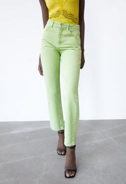Imagen secundaria 2 - ¿Con estampado animal o en verde lima? Estos vaqueros rectos de Zara se van a convertir en tus favoritos de la nueva temporada. Pueden ser tuyos por 29,99 euros. 