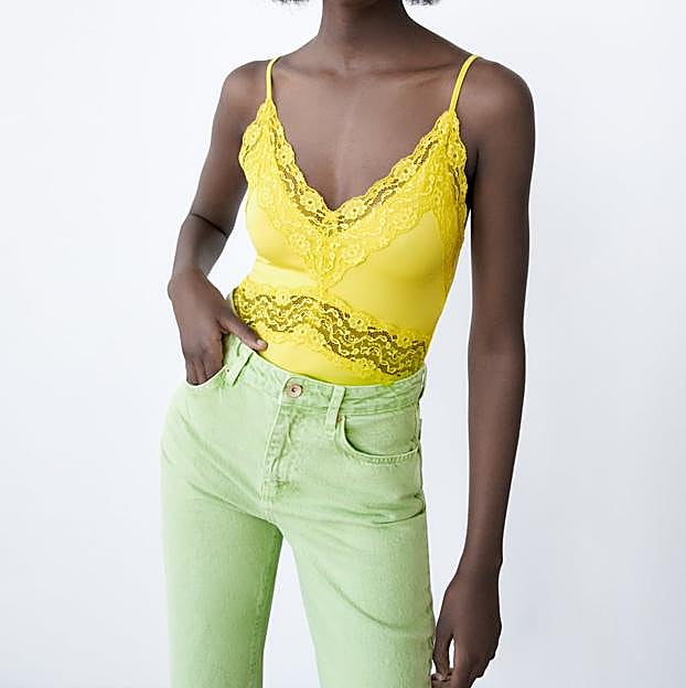 Imagen principal - ¿Con estampado animal o en verde lima? Estos vaqueros rectos de Zara se van a convertir en tus favoritos de la nueva temporada. Pueden ser tuyos por 29,99 euros. 