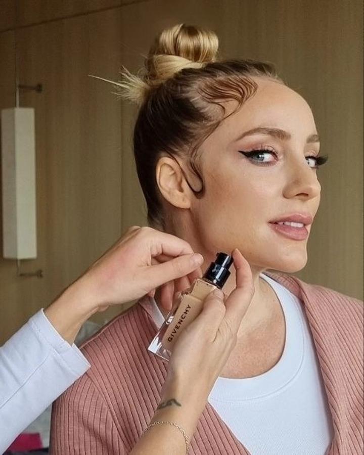 Ángela Cremonte fue un paso más allá y optó por un moño alto que tenía los llamados baby hairs marcados con gel fijador a la frente.