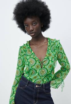 Imagen secundaria 2 - Las blusas y camisas estampadas super bonitas con las que te verás favorecida en un look con vaqueros y arrasan en Instagram