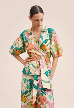 Imagen secundaria 2 - Las blusas y camisas estampadas super bonitas con las que te verás favorecida en un look con vaqueros y arrasan en Instagram