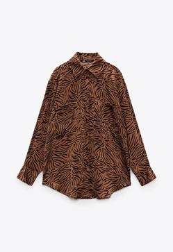 Imagen secundaria 2 - Las blusas y camisas estampadas super bonitas con las que te verás favorecida en un look con vaqueros y arrasan en Instagram