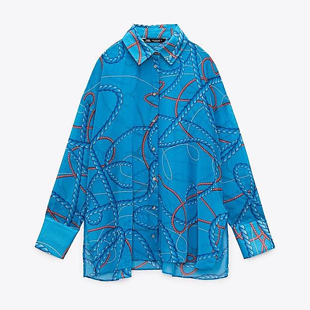 Imagen principal - Las blusas y camisas estampadas super bonitas con las que te verás favorecida en un look con vaqueros y arrasan en Instagram