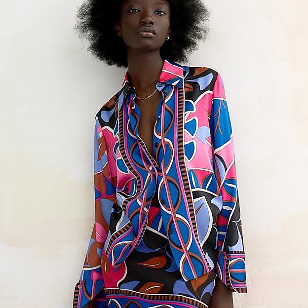 Imagen principal - Las blusas y camisas estampadas super bonitas con las que te verás favorecida en un look con vaqueros y arrasan en Instagram