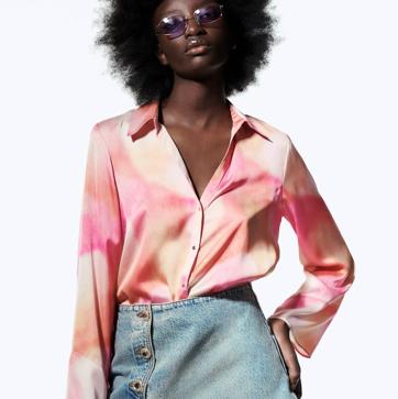 Imagen secundaria 1 - Las blusas y camisas estampadas super bonitas con las que te verás favorecida en un look con vaqueros y arrasan en Instagram