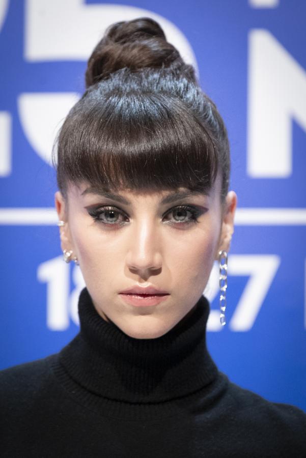 ¿Y lo bien que queda el moño con flequillo? Así lo ha demostrado Claudia Salas.