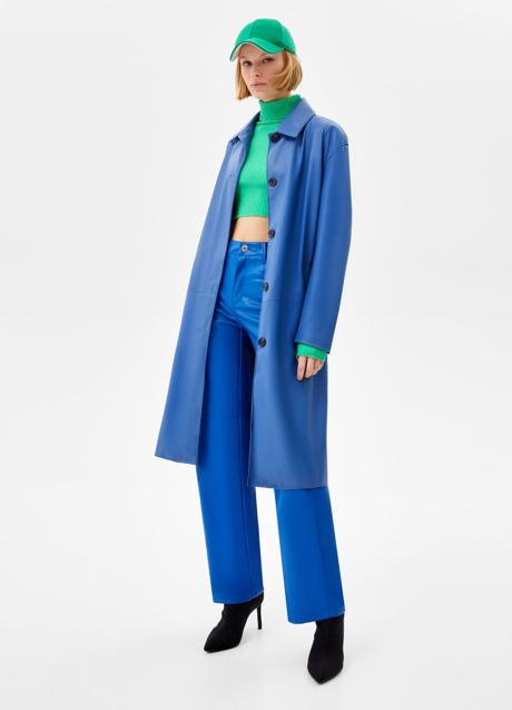 Imagen - Esta gabardina de efecto piel de Bershka es lo mejor de su sección de rebajas para estos días de lluvia.