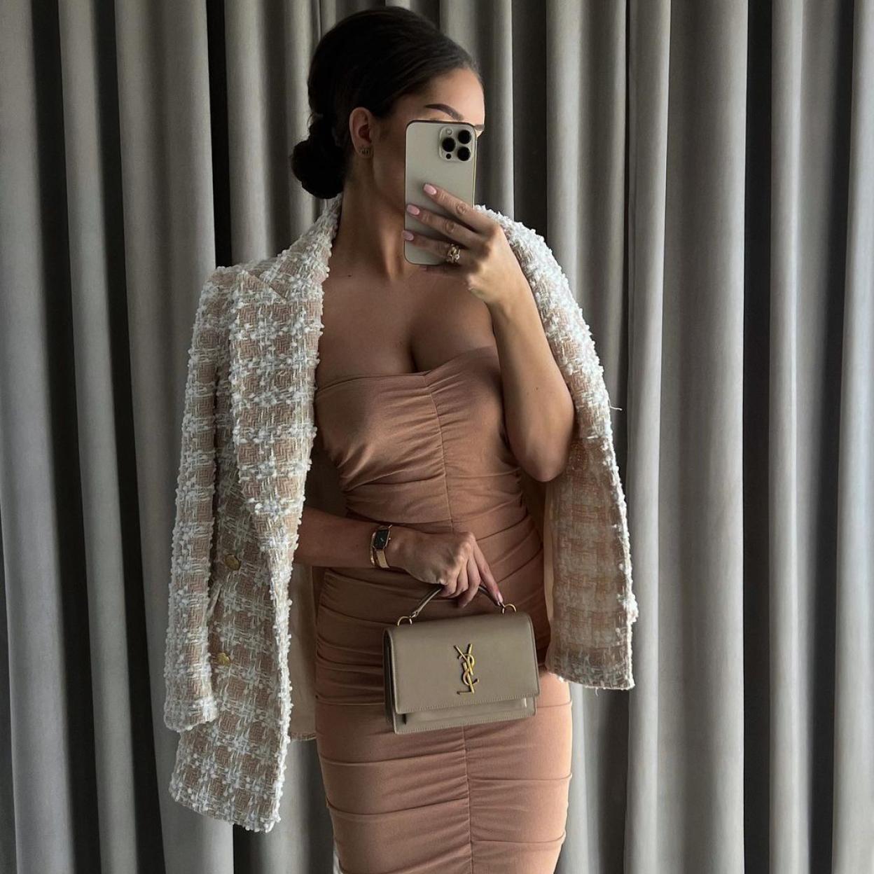 Pincha en la imagen para ver los vestidos en color naranja que van a ser un must la próxima temporada.