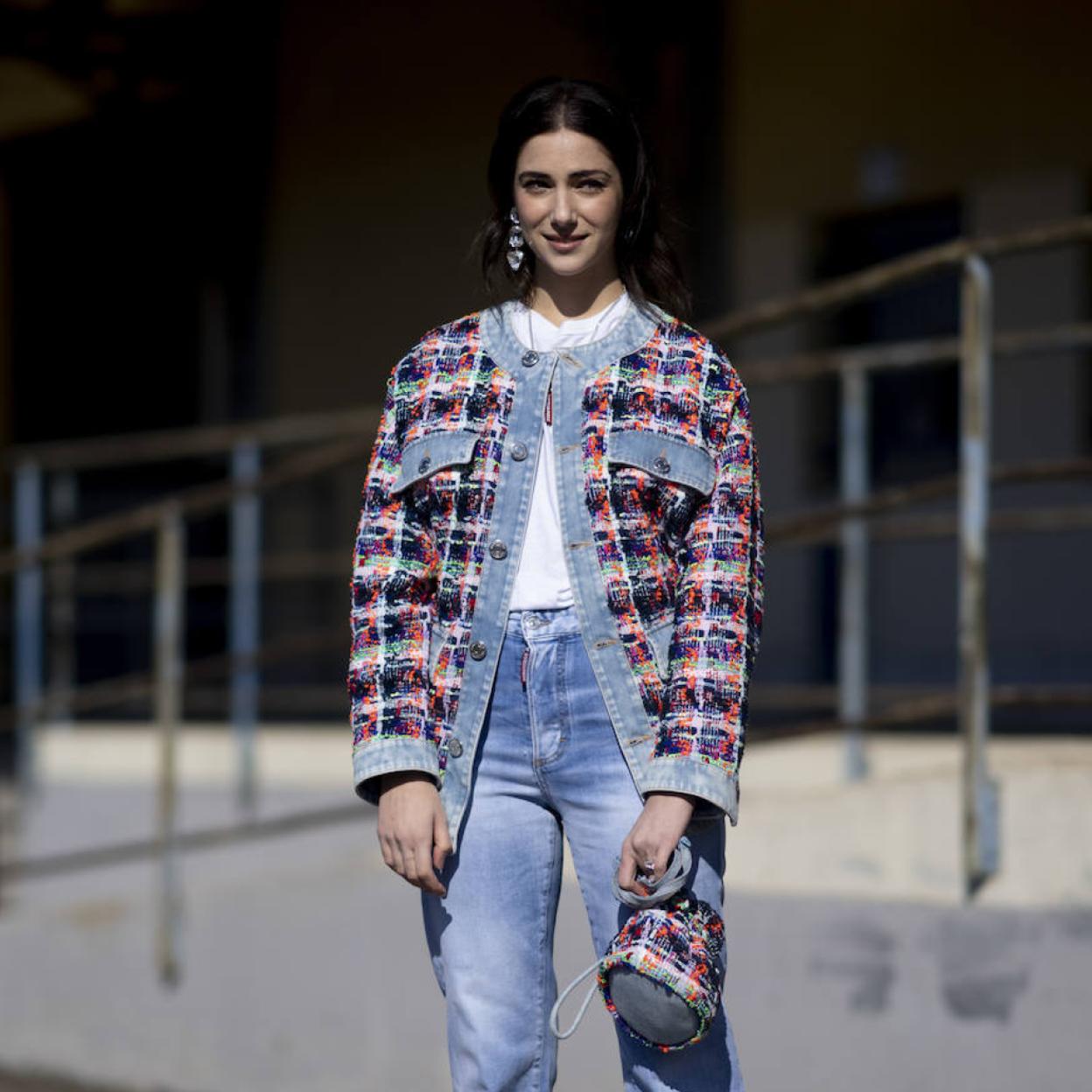 Pincha en la foto para ver dónde copiar la bonita y original camisa blanca de Nuria Roca y conseguir un look con pantalones vaqueros perfecto