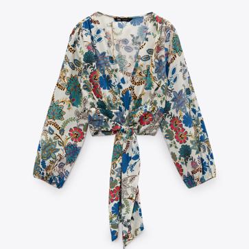 Imagen secundaria 1 - Camisa corta con estanpado de flores multicolor, escote en pico y manga larga, con nudo delantero de la colección de primavera de Zara (27,99 euros) 