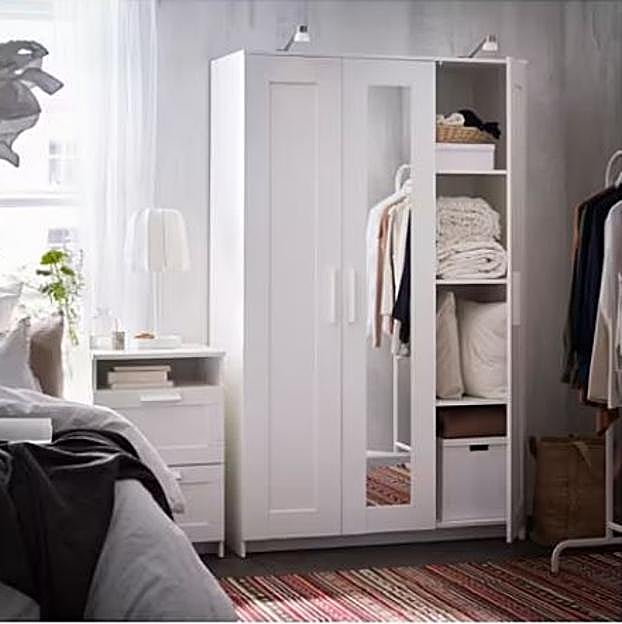 Imagen principal - El armario BRIMNES de IKEA pasa de 149 a 99 euros en el centro de Sevilla por un pequeño golpe en la parte delantera.