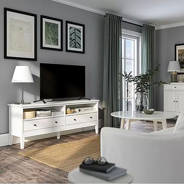 Imagen principal - El mueble de televisión IDANÄS pasa de 199 a 109 por este pequeño arañazo en la esquina superior derecha. En el IKEA de San Sebastián de los Reyes, en Madrid.