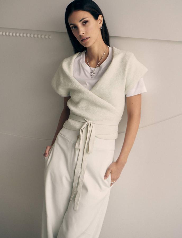 Camiseta, chaqueta cruzada y pantalón de Salvatore Ferragamo. Pendientes Joséphine Ronde dAigrettes, anillos Joséphine Aigrette y Joséphine Éclat Floral solitario, collar Joséphine Aigrette Impériale, todo de Chaumet.