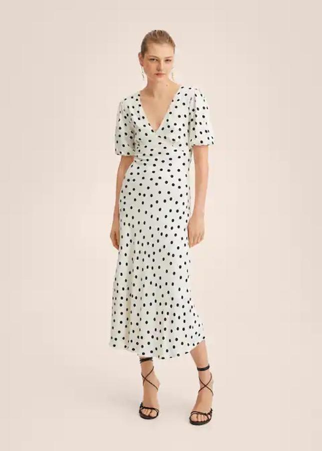 Vestido satinado de manga corta y escote en pico (59,99 euros).