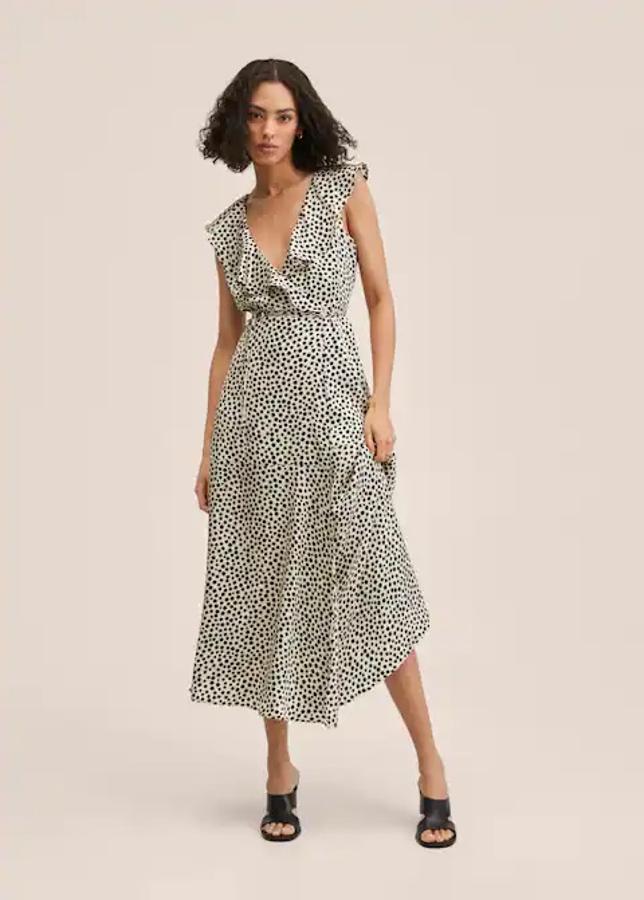 Vestido de lunares con volantes y largo midi (59,99 euros).