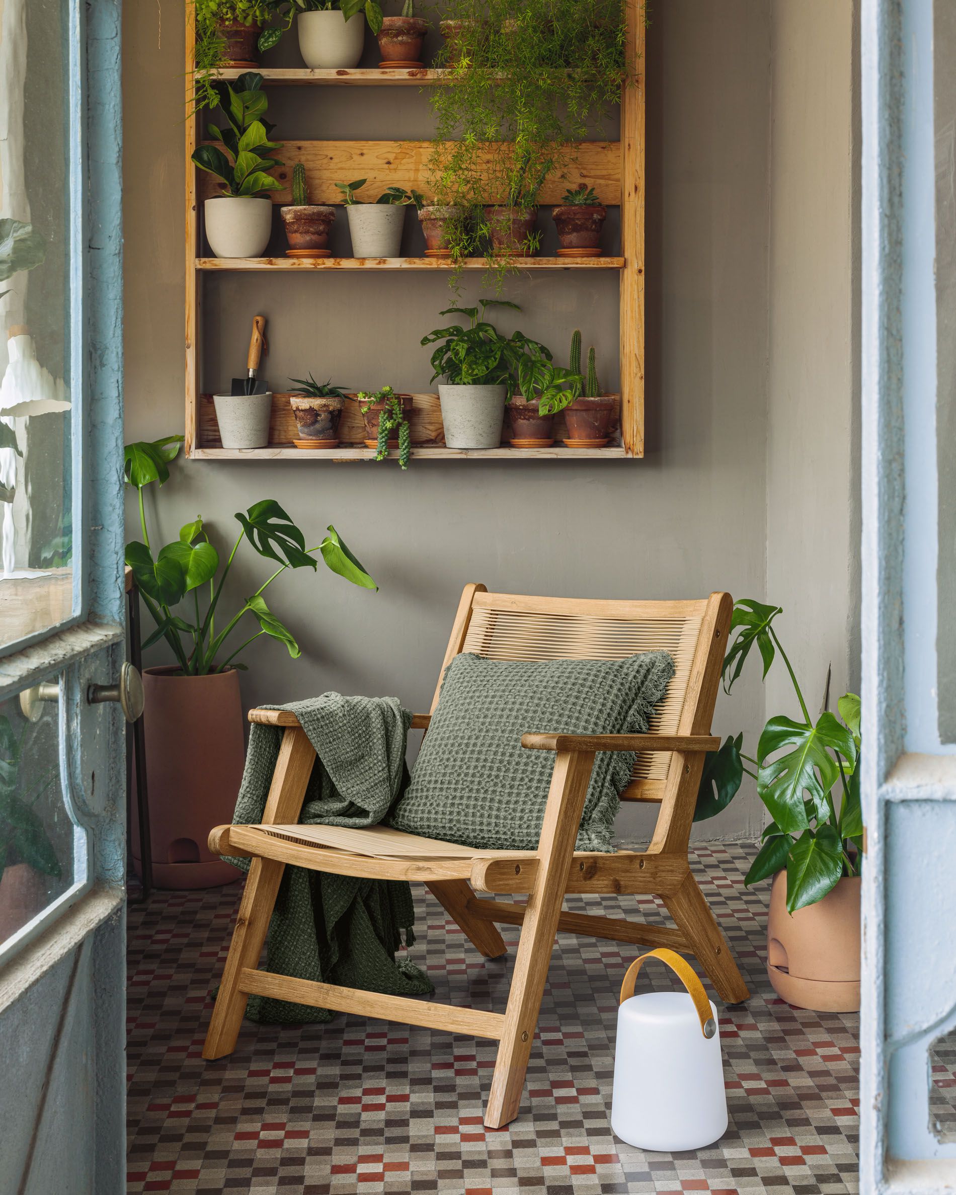 Perfecto para un salón de estilo cottage o para una zona de relax exterior en el jardín o la terraza, en Kave Home encontramos este sillón de madera maciza de acacia con acabado natural que cuesta 199 euros.