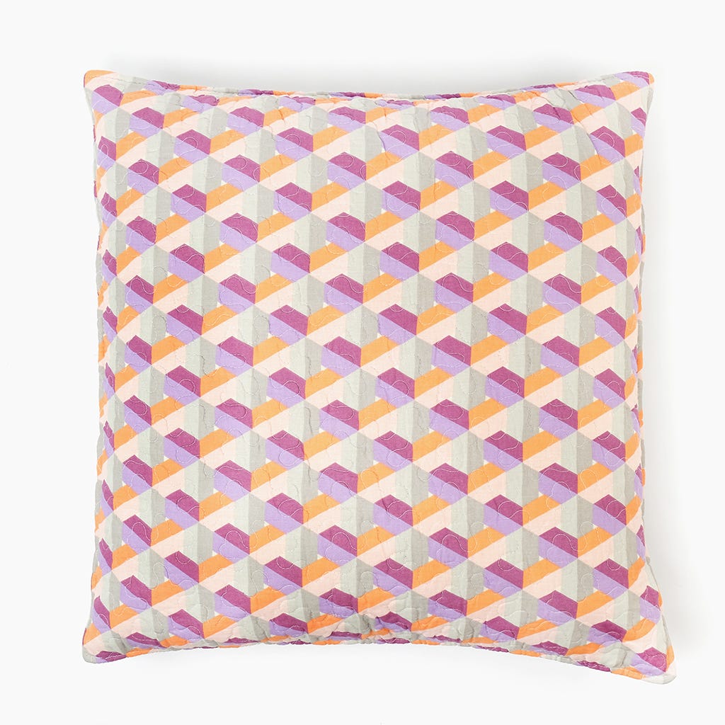 en A loja do gato preto encontramos este cojín con estampado geométrico a todo color por 4.99 euros.