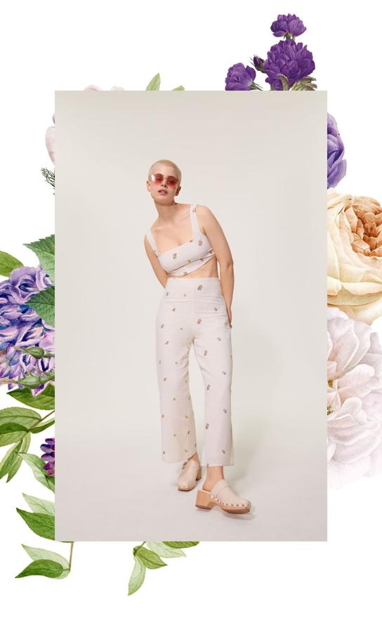 Conjunto blanco con bordado floral con top corset (22,99 euros) y pantalones culotte (29,99 euros).
