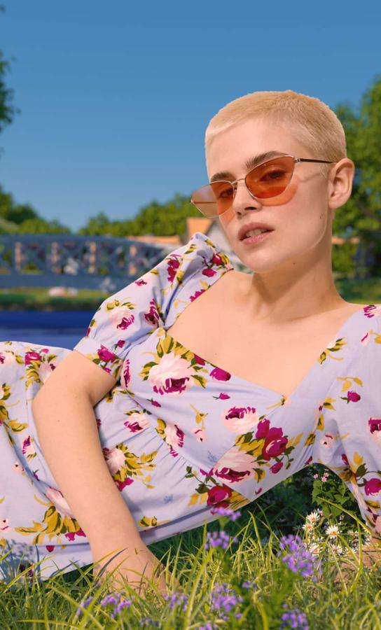 Vestido corto de flores con mangas abullonadas (25,99 euros).