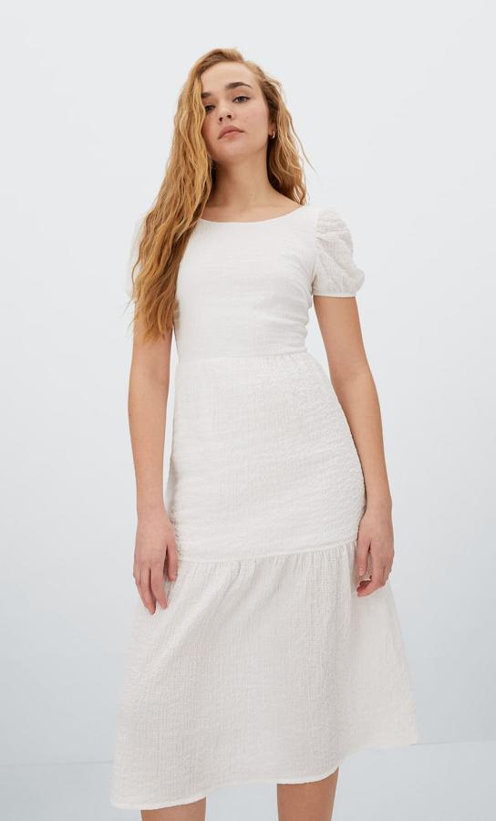 Vestido midi blanco con escote a la espalda (39,99 euros).