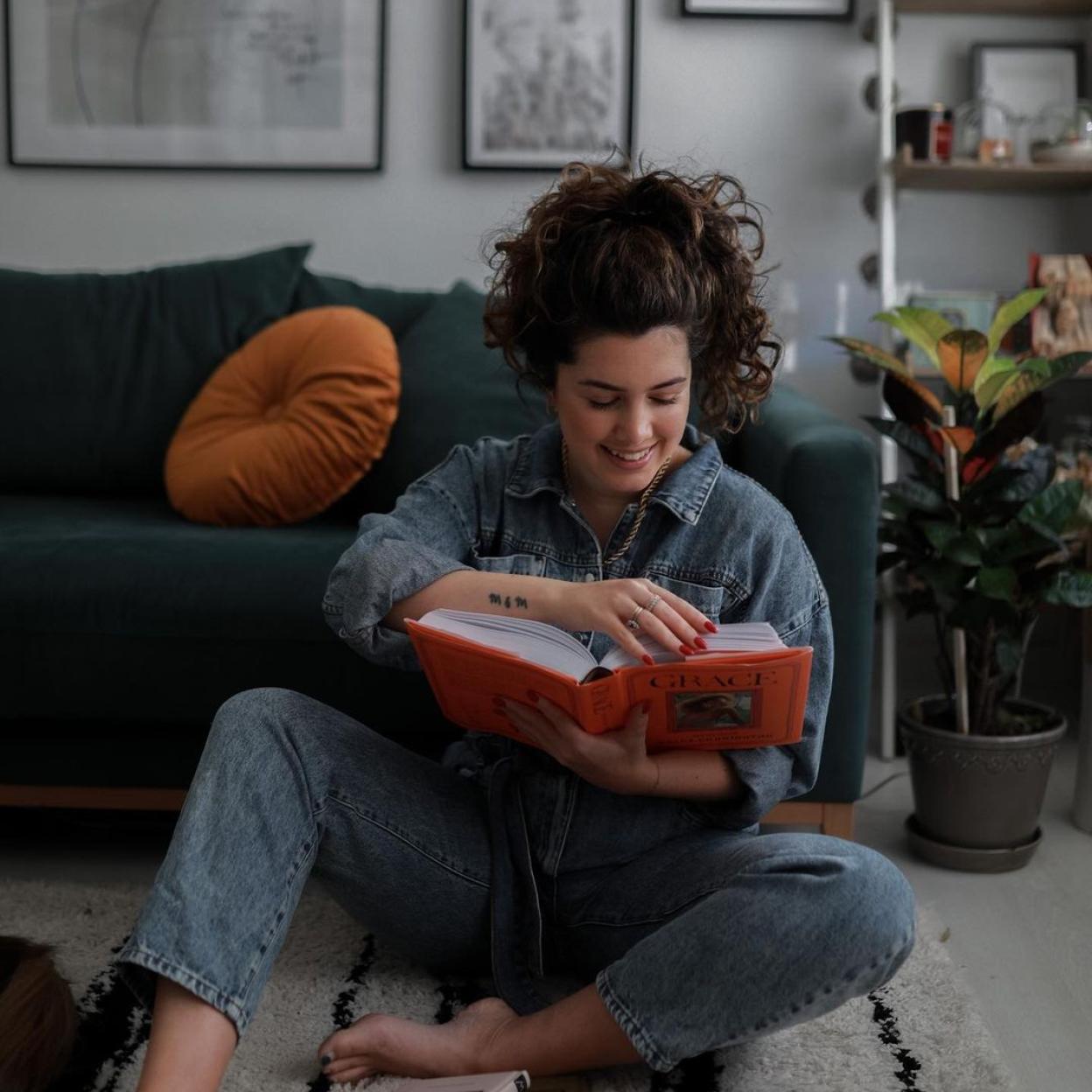 Si necesitas darle un toque extra a tu pelo rizado pincha en la imagen para conocer los productos con los que conseguirás unas ondas más definidas y sanas. 