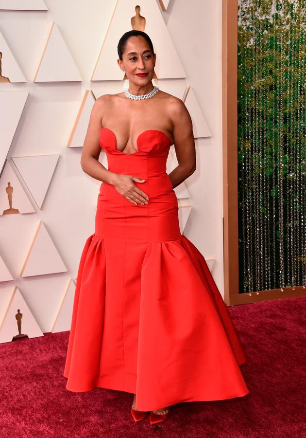 El vestido de Carolina Herrera de Tracee Ellis Ross es ideal, pero el escote es una tarea muy complicada...