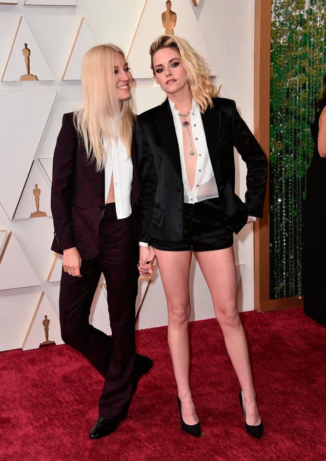 Shorts negros, camisa blanca transparente y abierta y americana corta. Stewart no ha dedicado demasiado tiempo a pensar el look...