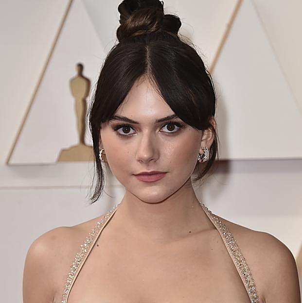 Imagen principal - Los flequillos triunfan en la alfombra roja de los Oscars: así es cómo lo llevan las famosas para conseguir un peinado rejuvenecedor