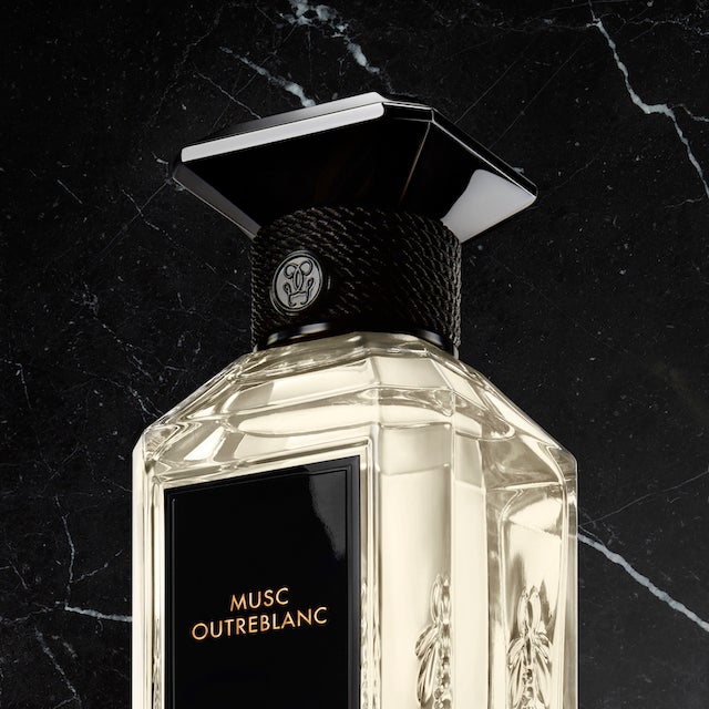 L’Art & Le Matiere, línea de alta perfumería de Guerlain, incorpora a su línea de perfumes su nueva creación, Musc Outreblanc. Esta fragancia floral es un acorde de almizcles blancos y vegetales provenientes de semillas de hibisco que tiene matices de pera y lirio. (295 euros)