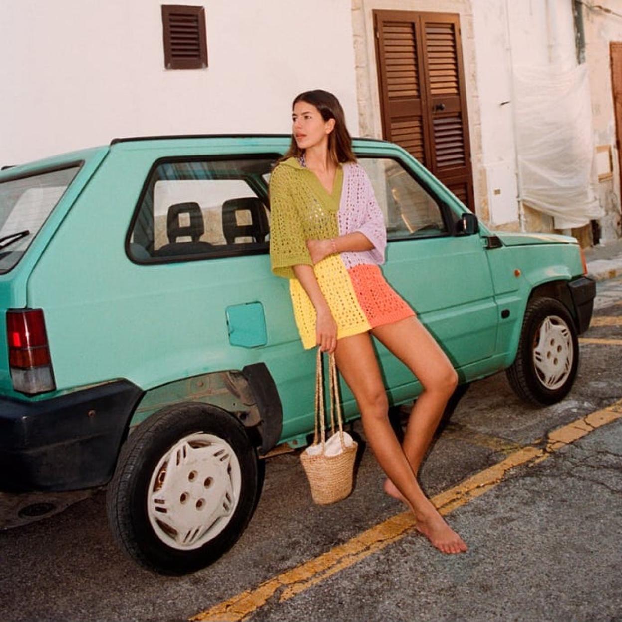 Este jersey de crochet es todo un éxito de ventas en Zara. Descubre cómo combinar correctamente los estampados y piezas de colores.