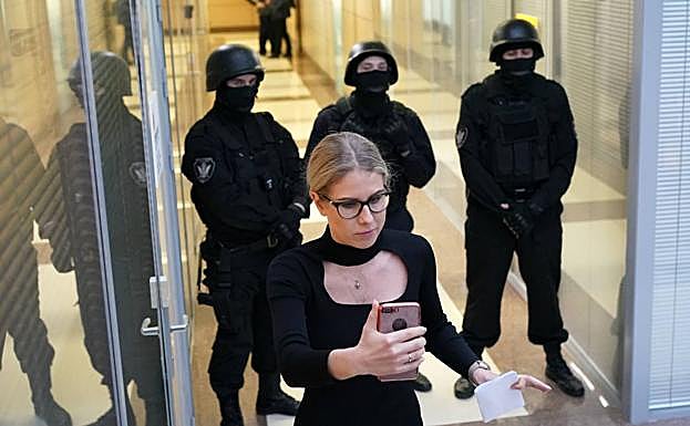 En diciembre de 2019, la abogada se hace un selfie ante varios policías, en las oficinas de la fundación anticorrupción de Navalni.