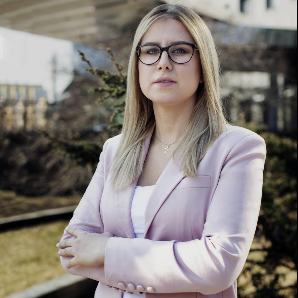 Liubov Sobol está en busqueda y captura en Rusia, es la disidente más amenazada por el Kremlin.