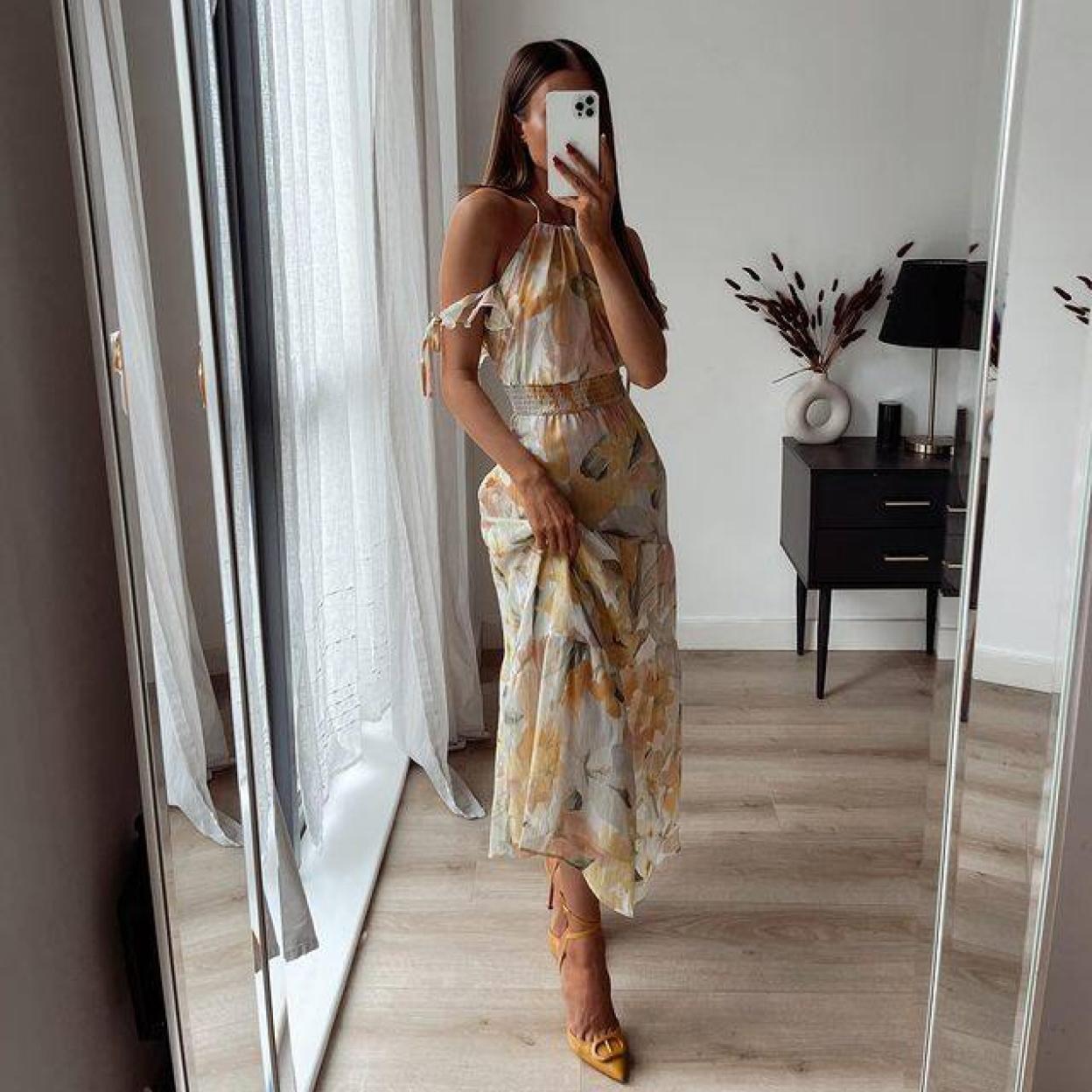 Pincha en la imagen para ver La prenda que te va a solucionar cualquier look esta temporada es un vestido plisado, y hemos fichado los más bonitos de las nuevas colecciones