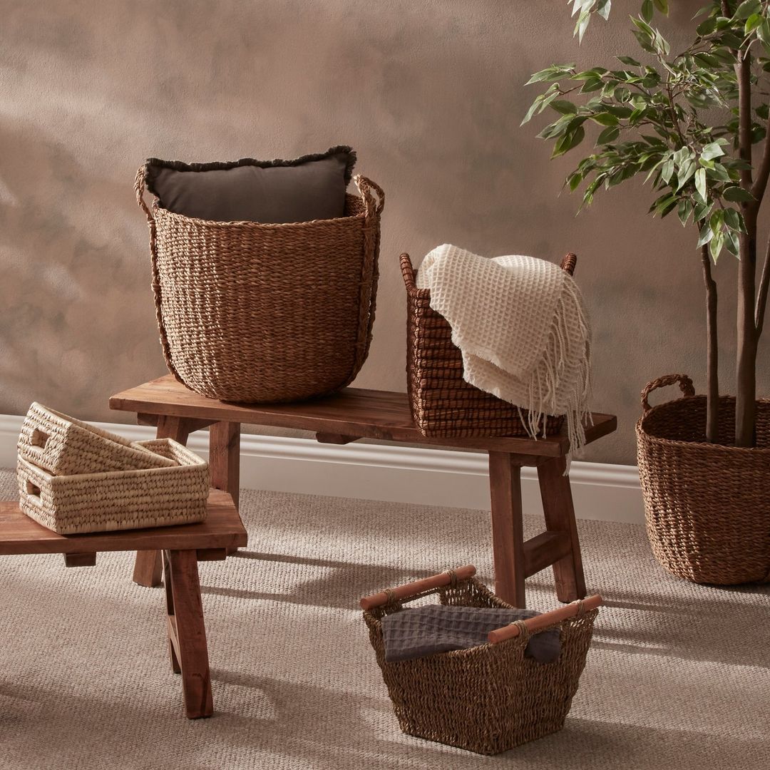 Como almacenaje, como maceteros, para poner un toque rústico o, simplemente, como decoración, estas cestas de fibras naturales de Primark Home cuestan a partir de 8 euros.