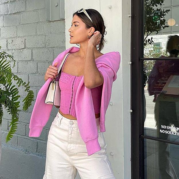 Tenemos que hablar del top estilo corsé porque es la prenda que va a elevar tus looks de primavera con pantalones
