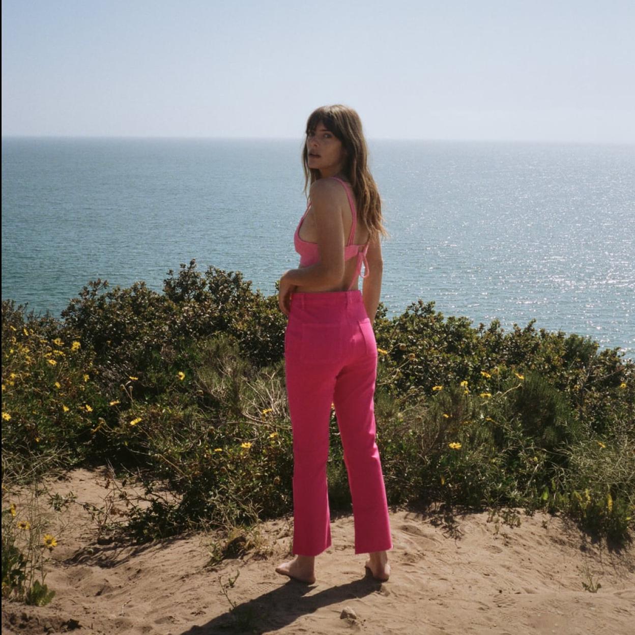 Los vaqueros «cropped» son la opción más interesante de la primavera y Zara tiene el diseño que hace tipazo. Los puedes encontrar en el clásico azul, blanco o rosa fucsia. Descubre otros tejanos que no puedes dejar escapar. 