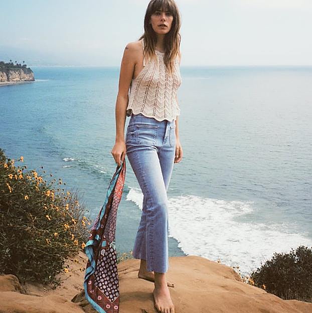 Imagen principal - Jeans de tito medio con bolsillos delanteros de plastrón y bajo flare de la colección de primavera de Zara (29,99 euros). Disponibles en color azul lavado, blanco o rosa fucsia 