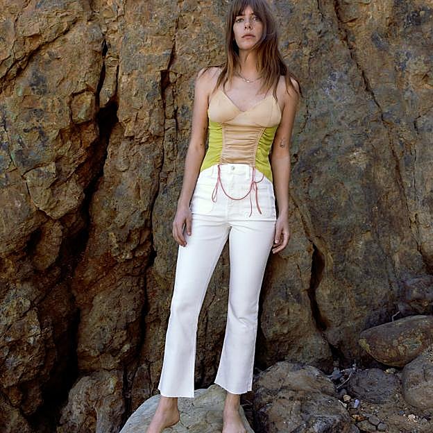 Imagen principal - Jeans de tito medio con bolsillos delanteros de plastrón y bajo flare de la colección de primavera de Zara (29,99 euros). Disponibles en color azul lavado, blanco o rosa fucsia.