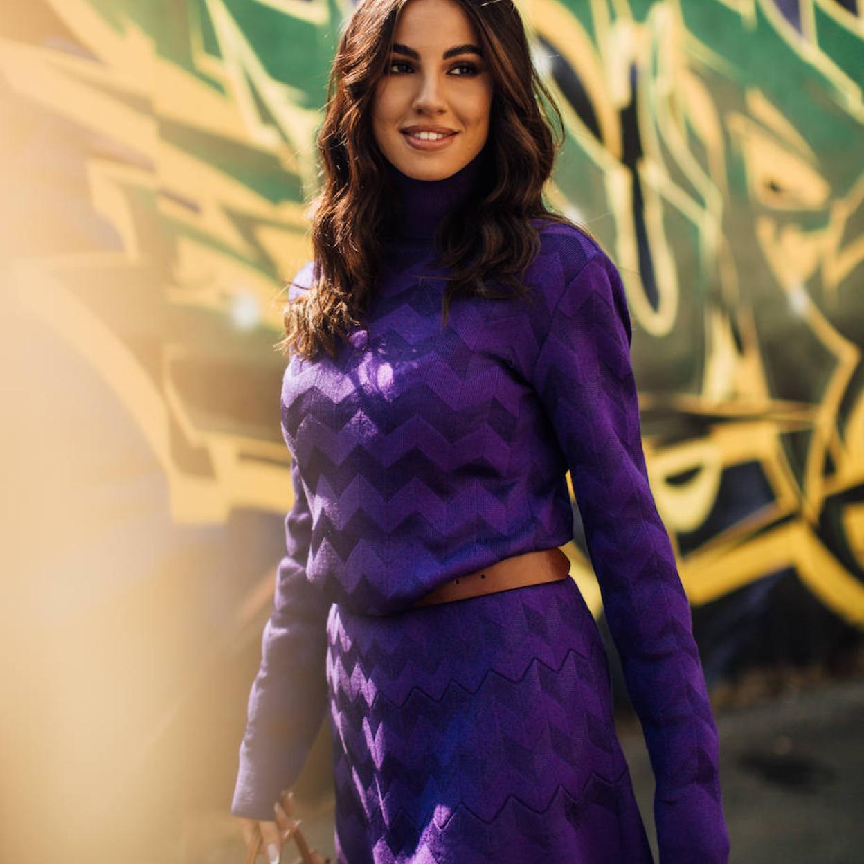 Pincha en la foto para ver las faldas midi que van a arrasar esta primavera y quedan de lujo incluso con una camiseta blanca