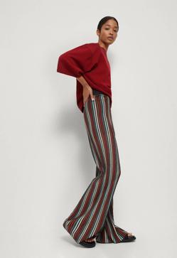 Imagen secundaria 2 - Confirmado: estos son los bonitos pantalones a rayas que alargan las piernas y no te querrás quitar de lo cómodos que son