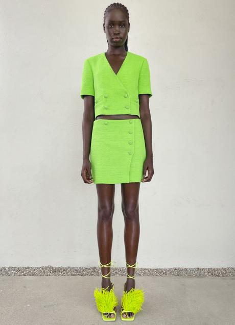 Imagen - Traje de dos piezas en verde flúor, de Zara.