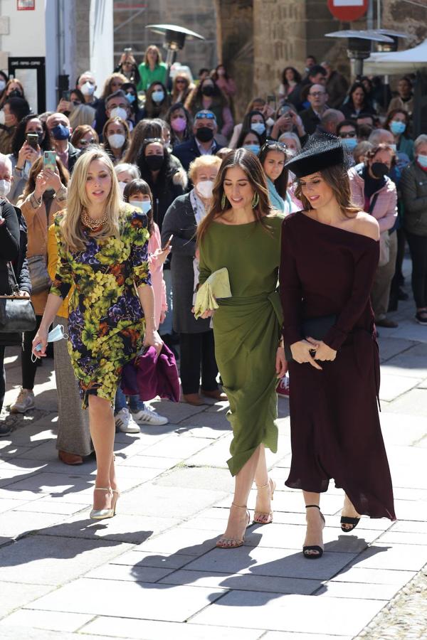 Amelia Millán y Carla Vega-Penichet, recién casadas con los hermanos Cortina, han llegado juntas y han triunfado con dos discretos vestidos: la primera en verde y la segunda en morado.