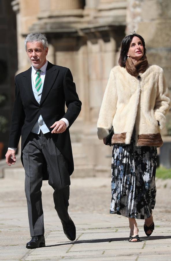 El toque más clásico lo ha puesto María Fitz James, quien ha desfilado con un vestido estampado de diseño plisado. Y, sobre el mismo, llevaba un abrigo corto de pelo.